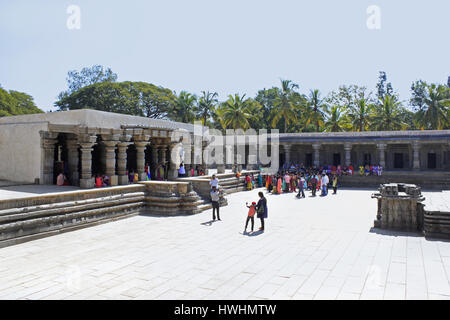 Avis de touristes près de l'entrée principale de l'angle sud-est du temple hall , dans le temple de Chennakesava, à l'Architecture Hoysala Somnathpur Banque D'Images