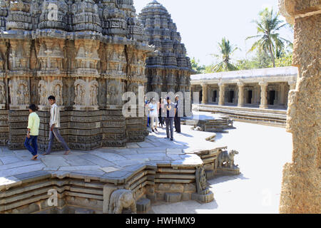 Les touristes d'admirer les sculptures sur pierre dans les principaux sanctuaires à Chennakesava Temple Hoysala, Architecture, Somnathpur, Karnataka, Inde