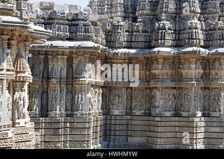 Close up, ornée de sculptures en pierre, détaillées sur l'culte wall, relief représentant des dieux et de la déesse, à Chennakesava temple Hoysala, Arc Banque D'Images