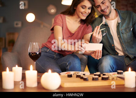 Couple eating sushi délicieux pour le dîner Banque D'Images