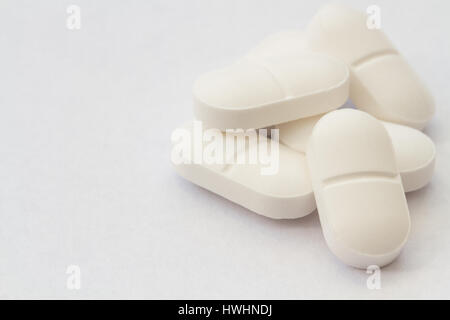 Une pile ou une pile de comprimés de paracétamol blanc, pilules, médicaments et de la médecine sur un fond blanc avec l'exemplaire de l'espace. Banque D'Images