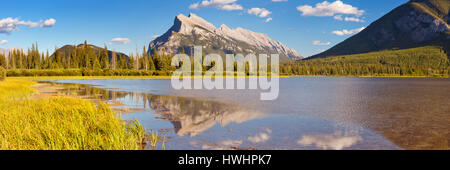 Les lacs Vermilion et le mont Rundle, dans le parc national Banff, Canada. Banque D'Images