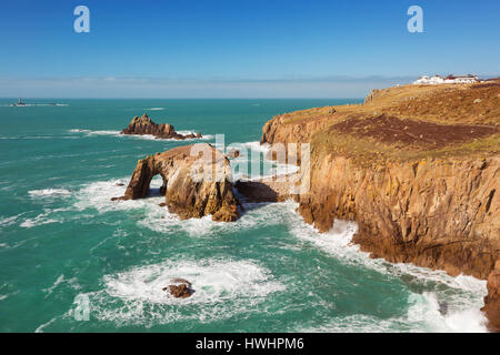 Land's End, England's westermost point, sur une journée ensoleillée. Banque D'Images