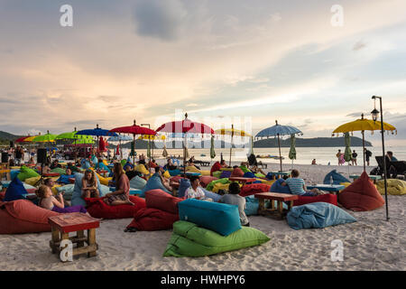 LANGKAWI, MALAISIE, le 19 janvier 2017 : les touristes prendre un verre dans un bar sur la plage sur la plage de Cenang Langkawi, une île de la mer d'Andaman en Malaisie Banque D'Images