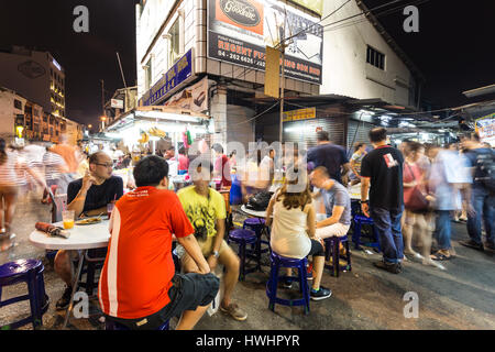 GEORGETOWN, MALAISIE - 12 NOVEMBRE 2016 : les gens, capturé avec blurred motion, profitez de l'alimentation de rue dans un marché de nuit dans le quartier chinois de Penang, Georgetown Banque D'Images