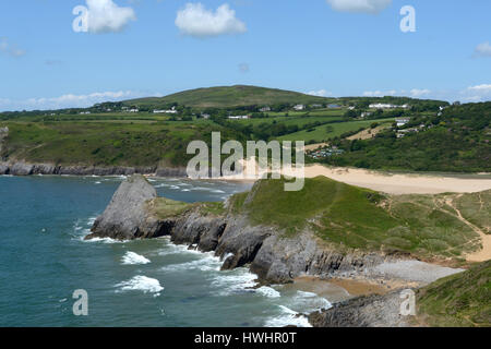 Trois falaises, plage avec Pobbles cefyn bryn et Penmaen situé dans le magnifique littoral gallois sur l'horizon Banque D'Images