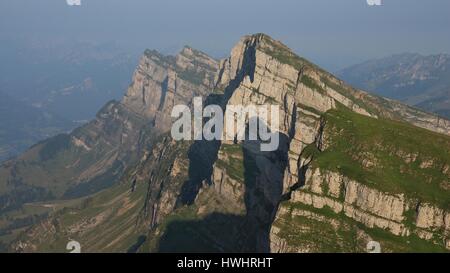 Couches de roches visibles dans la chaîne de montagnes de Churfirsten. Vue de l'Chaserrugg, Suisse. Banque D'Images