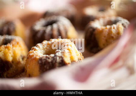 En Mini-gâteaux avec du sucre en poudre bundt Banque D'Images