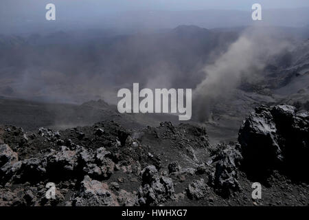 Vue de cratère, la lave, la fumée, les roches en fusion et de magma. Mars 2017 éruption de l'Etna en Sicile, Italie du sud, le plus grand volcan actif d'Europe Banque D'Images