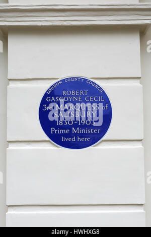 Blue plaque marquant un accueil de trois fois premier ministre Robert Gascoyne Cecil, 3e marquis de Salisbury, Fitzroy Square, Central London, England Banque D'Images