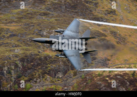 McDonnell Douglas F-15E Strike Eagle faible niveau de formation dans la ZPH7 Mach Loop, Pays de Galles Banque D'Images