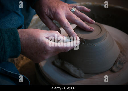 La création d'objets de poterie de womans mains dans un atelier de céramique Banque D'Images
