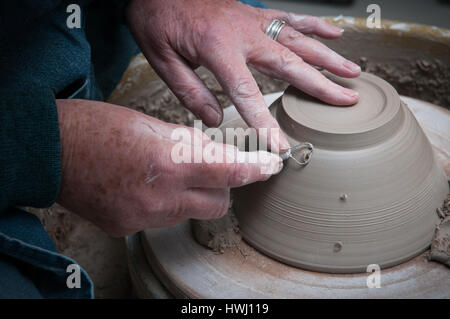 La création d'objets de poterie de womans mains dans un atelier de céramique Banque D'Images