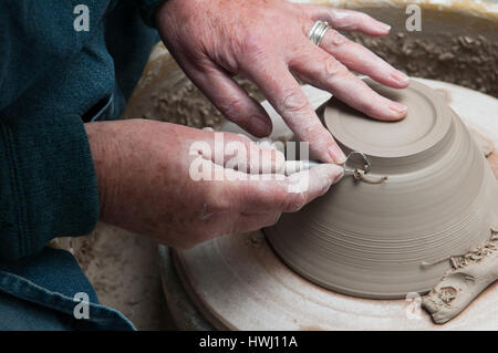 La création d'objets de poterie de womans mains dans un atelier de céramique Banque D'Images
