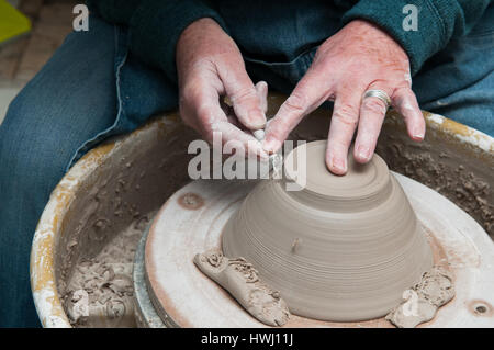 La création d'objets de poterie de womans mains dans un atelier de céramique Banque D'Images
