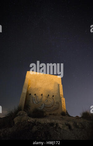 Un château, tour au sommet d'une colline sous un ciel plein d'étoiles Banque D'Images