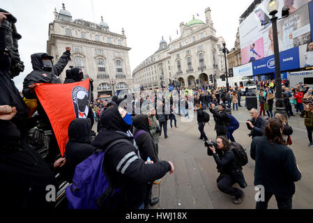 Une manifestation a eu lieu à Londres le jour des Nations Unies contre le racisme groupe anti-fasciste. Banque D'Images