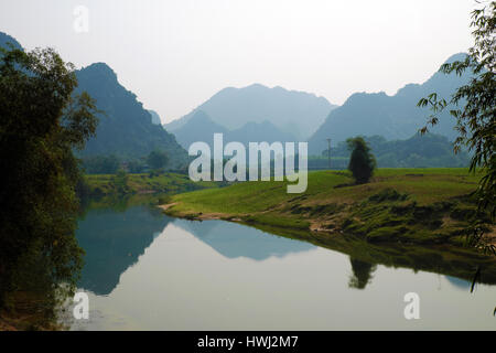 Belle campagne de Quang Binh, Viet Nam, vert domaine de l'agriculture, de la chaîne de montagnes, l'air frais, eco green faire belle destination pour voyage vietnam Banque D'Images