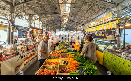 La vue quotidienne de cours Massena marché provençal avec les touristes à Antibes, France. Banque D'Images