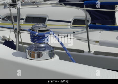 Détails de gênes bleu sur feuille treuil self-tailing sur bateau à voile racer, concept nautique Banque D'Images