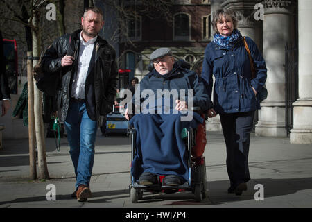 La retraite en phase terminale de maladie college lecturer Noel Conway, 67 ans, qui souffre de maladie du motoneurone, arrive à la Royal Courts of Justice à Londres, où il est à la recherche d'un examen judiciaire dans son combat pour le droit d'avoir l'option d'une mort assistée, avec sa femme Carol (droite) et beau-fils Terry McCusker (à gauche). Banque D'Images