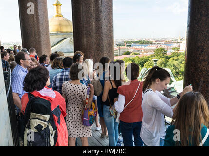 ST. PETERSBURG, Russie - le 14 juillet 2016 : les touristes d'admirer la vue de Saint-Pétersbourg sur la partie supérieure de la colonnade de la cathédrale Saint-Isaac Banque D'Images