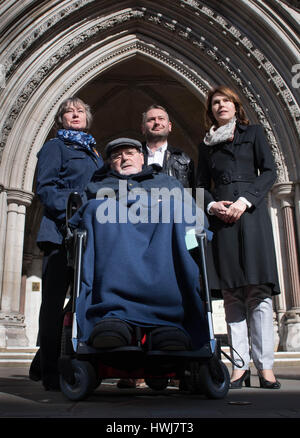 La retraite en phase terminale de maladie college lecturer Noel Conway, 67 ans, qui souffre de maladie du motoneurone, l'extérieur de la Royal Courts of Justice à Londres, où il est à la recherche d'un examen judiciaire dans son combat pour le droit d'avoir l'option d'une mort assistée, avec sa femme Carol (à gauche), beau-fils Terry McCusker (centre arrière) et Sarah Wootton, chef de la dignité dans la mort (à droite). Banque D'Images