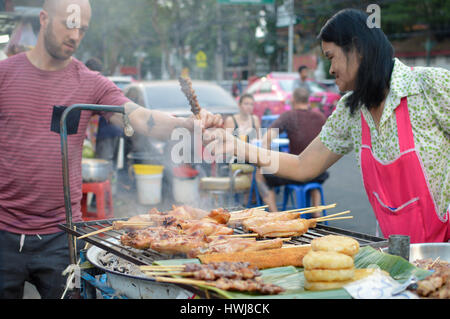 Bangkok, Thaïlande - 19 Février, 2017 : achète l'alimentation de rue auprès du fournisseur à la Khaosan Road, à Bangkok en Thaïlande Banque D'Images