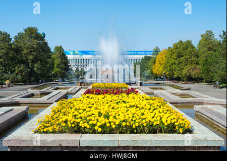 Place de la République Parc, pulvérisation d'eau de fontaine, Almaty, Kazakhstan, en Asie centrale Banque D'Images