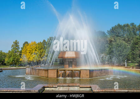 Place de la République Parc, pulvérisation d'eau de fontaine, Almaty, Kazakhstan, en Asie centrale Banque D'Images