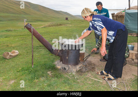 Les nomades kazakhs de la préparation des pâtes, Ile-Alatau Parc National, Assy Plateau, Almaty, Kazakhstan, en Asie centrale, l'usage éditorial Banque D'Images