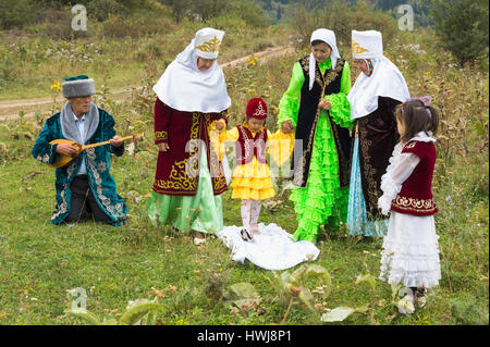 Kesu Tussau connu sous le nom de cérémonie de la coupe, le Kazakh menace village ethnographique Aul Gunny, Talgar ville, Almaty, Kazakhstan, en Asie centrale, d'Asie, pour un usage éditorial uniquement Banque D'Images