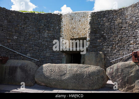 La pierre d'entrée avec l'art mégalithique, monument préhistorique, Newgrange, comté de Meath, Irlande Banque D'Images