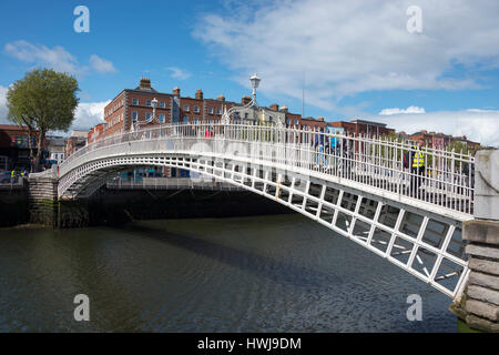 Ha'penny Bridge, River Liffey, Dublin, County Dublin, Irlande Banque D'Images