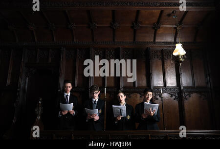 Les choristes de Trinity Boys School à Croydon, chantant dans l'original Tudor chapelle à l'inauguration d'une nouvelle expérience audio dans la chapelle, à l'Vyne Vyne, un National Trust House près de Basingstoke. Banque D'Images