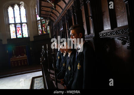 À l'embargo 0001 Mercredi 22 mars Les Choristes de Trinity Boys School à Croydon, chantant dans l'original Tudor chapelle à l'inauguration d'une nouvelle expérience audio dans la chapelle, à l'Vyne Vyne, un National Trust House près de Basingstoke. Banque D'Images