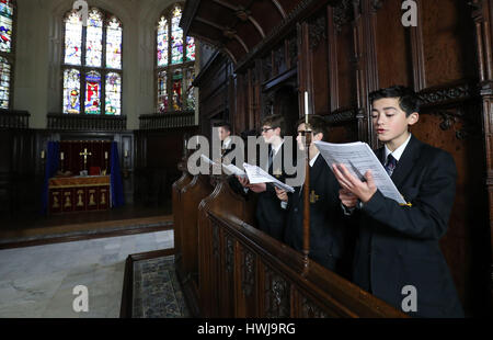 À l'embargo 0001 Mercredi 22 mars Les Choristes de Trinity Boys School à Croydon, chantant dans l'original Tudor chapelle à l'inauguration d'une nouvelle expérience audio dans la chapelle, à l'Vyne Vyne, un National Trust House près de Basingstoke. Banque D'Images