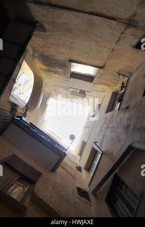 Naples, Italie. Un peu un typique cortile dans le vieux centre de la ville. Banque D'Images