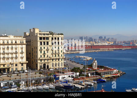 Naples, Italie. Vue du Castel dell'Ovo, remparts de la peu et port caractéristique Borgo Marinari et les grands hôtels de la Via Partenope. Le contexte le grand port de Naples. Banque D'Images