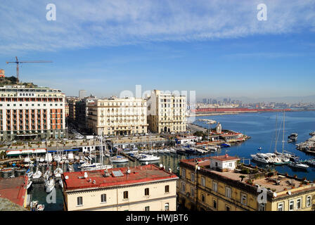 Naples, Italie. Vue du Castel dell'Ovo, remparts de la peu et port caractéristique Borgo Marinari et les grands hôtels de la Via Partenope. Le contexte le grand port de Naples. Banque D'Images