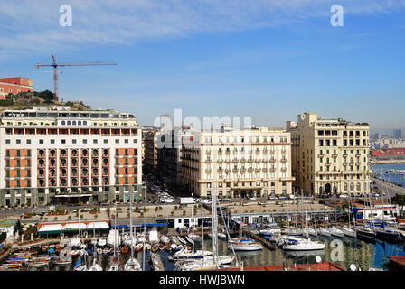 Naples, Italie. Vue du Castel dell'Ovo, remparts de la peu et port caractéristique Borgo Marinari et les grands hôtels de la Via Partenope. Banque D'Images