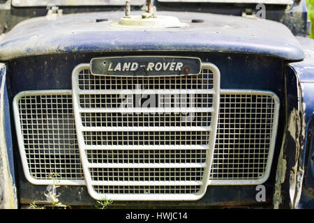 Vieille voiture rouillée abandonnée. Rétro arrière Banque D'Images