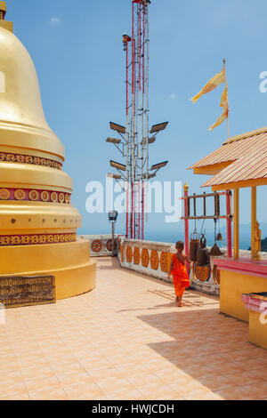 Krabi, Thaïlande - 10 Avril 2016 : moine novice relève de la colline Tiger Cave Temple de montagne le 10 avril 2016 à Krabi, Thaïlande. Banque D'Images