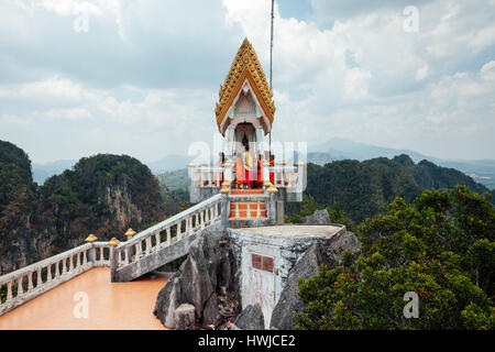 Krabi, Thaïlande - 10 Avril 2016 : les moines novices sont l'observation de la colline Tiger Cave Temple de montagne le 10 avril 2016 à Krabi, Thaïlande. Banque D'Images