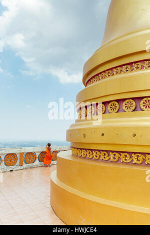 Krabi, Thaïlande - 10 Avril 2016 : moine novice observer la colline de la Tiger Cave Temple de montagne le 10 avril 2016 à Krabi, Thaïlande. Banque D'Images