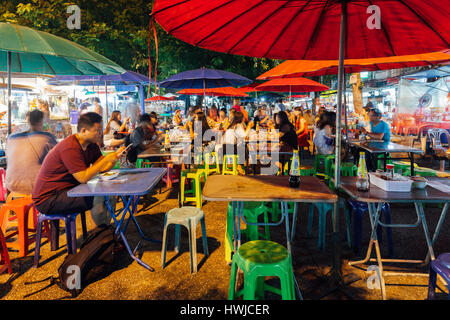 Chiang Mai, Thaïlande - 27 août 2016 : Les gens mangent au café de la rue sur le marché du samedi soir le 27 août 2016 à Chiang Mai, Thaïlande. Banque D'Images