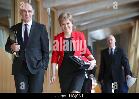 Vice-premier ministre John Swinney et Premier Ministre de l'Écosse Nicola Sturgeon arriver au Parlement écossais à l'avant d'un débat sur les possibilités de référendum sur l'indépendance. Banque D'Images