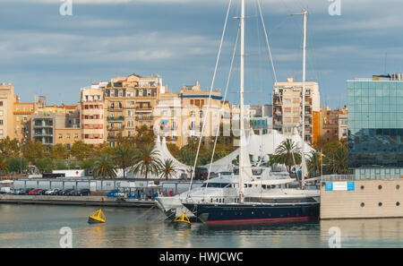 L'affluence sur l'affichage avec de grands yachts et voilier amarré au bord de l'espace. Condos avec vue dans le soleil l'après-midi à Barcelone. Expositions à proximité. Banque D'Images