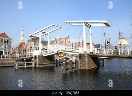 17e siècle sur Spaane Gravestenenbrug Bridge River dans la ville historique de Haarlem, aux Pays-Bas. En arrière-plan Bakenesserkerk clocher de l'église. Banque D'Images