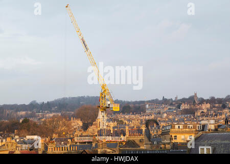 Une grue à Bath, en Angleterre. Une grande partie de la ville a été construite au cours de la période Géorgienne, au cours des xviiie et xixe siècles. Banque D'Images